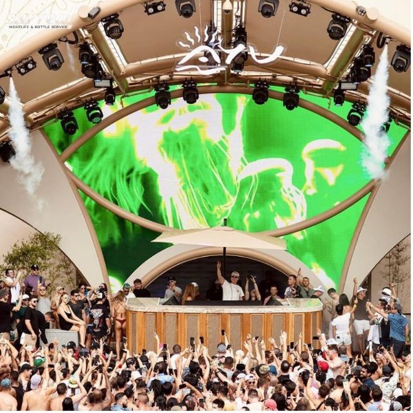 guest-list-ayu-day-club-crowd