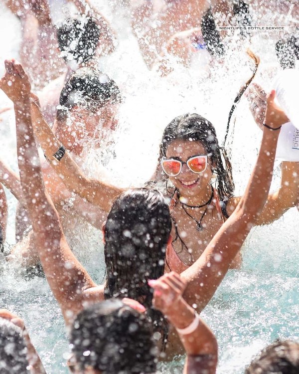 vegas-pool-party-girls