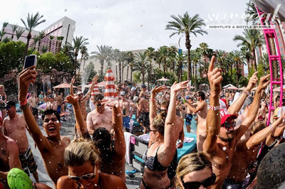 pool crowd splashing