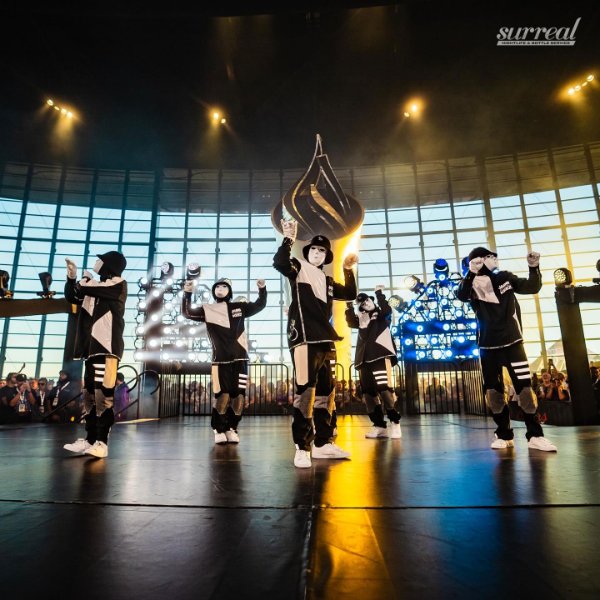 signature-white-masks